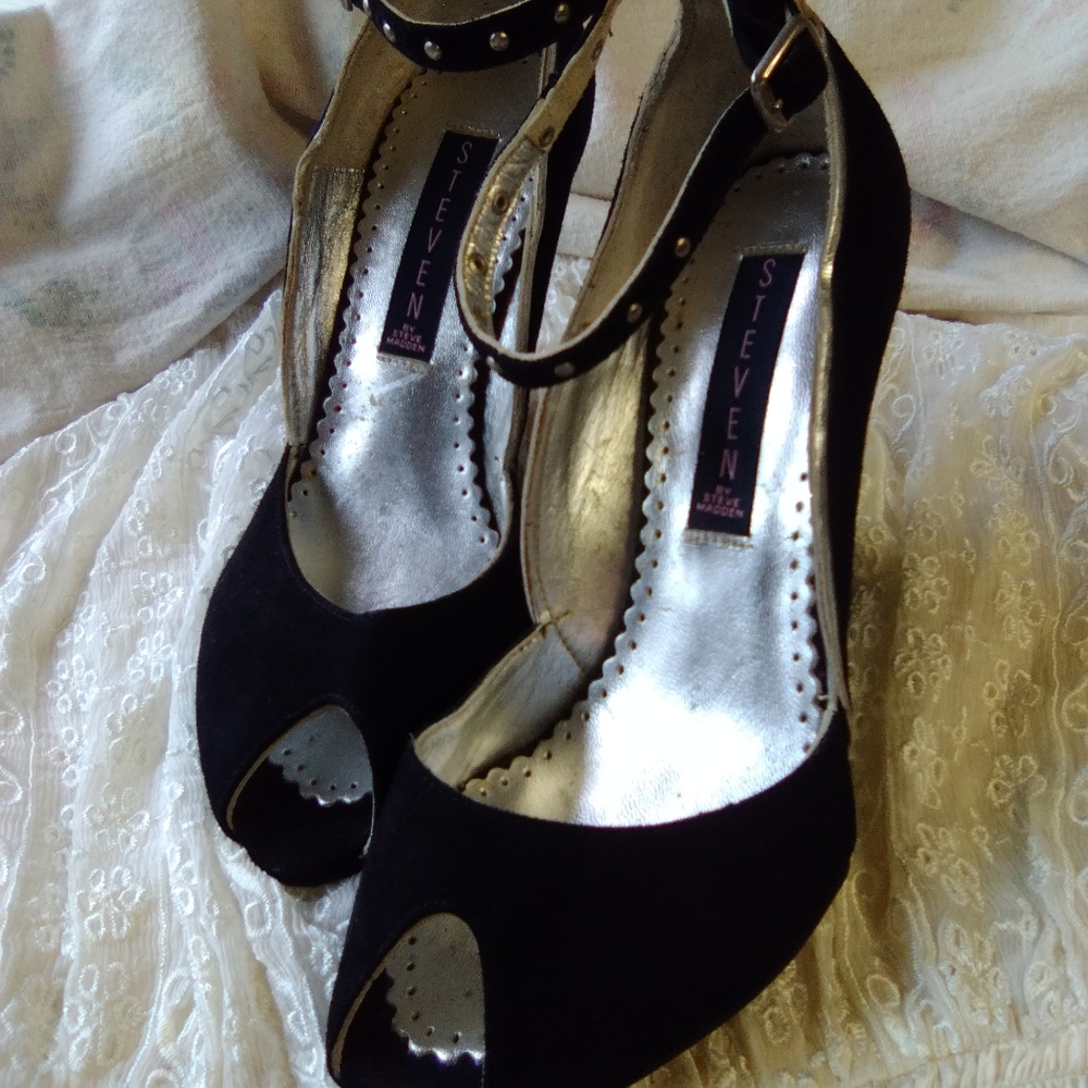 Steven Madden "Rheena" black Velvet Wedges trimmed in silver,made in Spain. - Picture 4 of 10